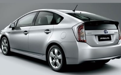 What are the benefits of having a Toyota Prius in Sri Lanka for the best price?