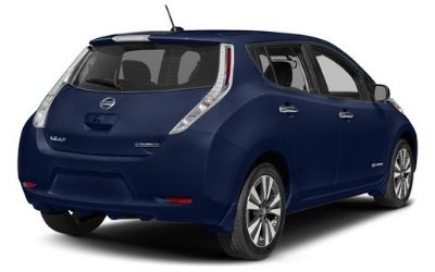 What kind of motor powers Nissan Leaf